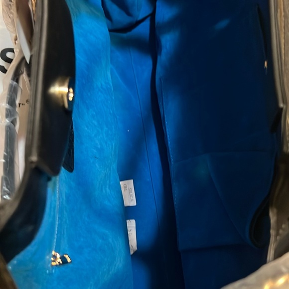 GUNAS Black Leather Tote with Structured design súper chic u will loved ! - Picture 6 of 13